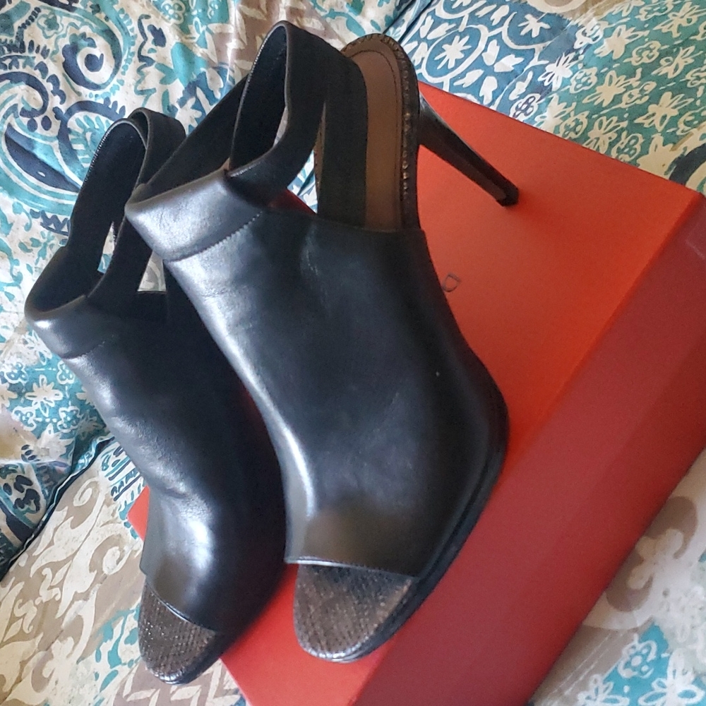 Black heel shoes